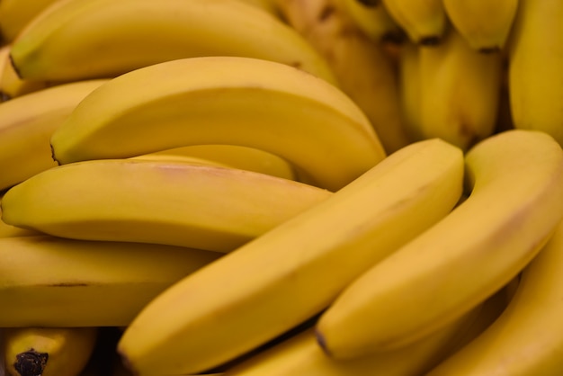 Fondo giallo fresco delle banane della frutta dell&#39;alimento. Modello di banane fresche per la vendita nel mercato