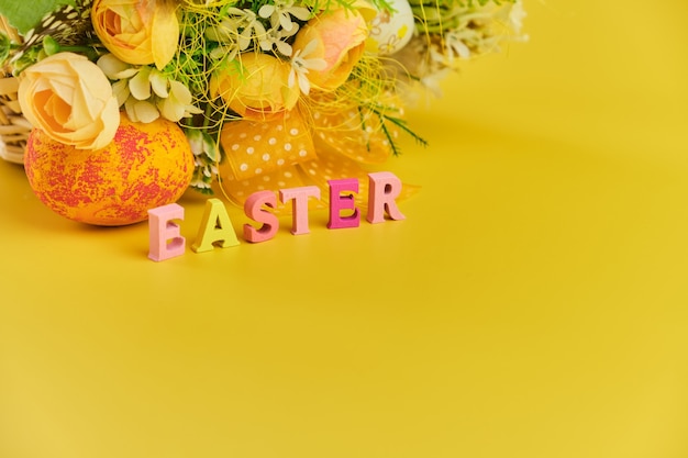 Fondo giallo luminoso di Pasqua