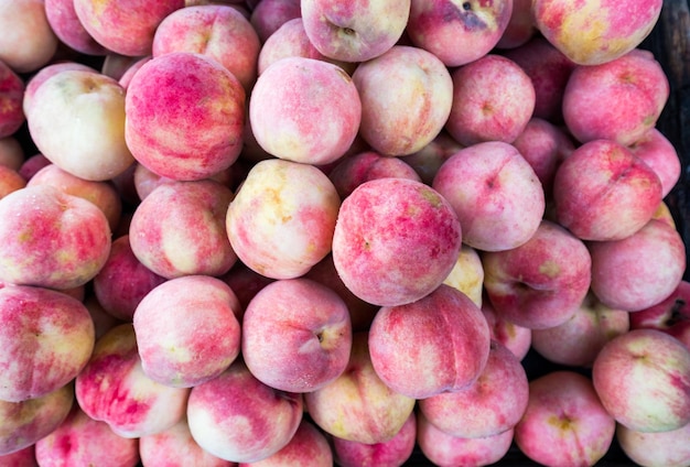 Fondo impilato della frutta della mela rossa