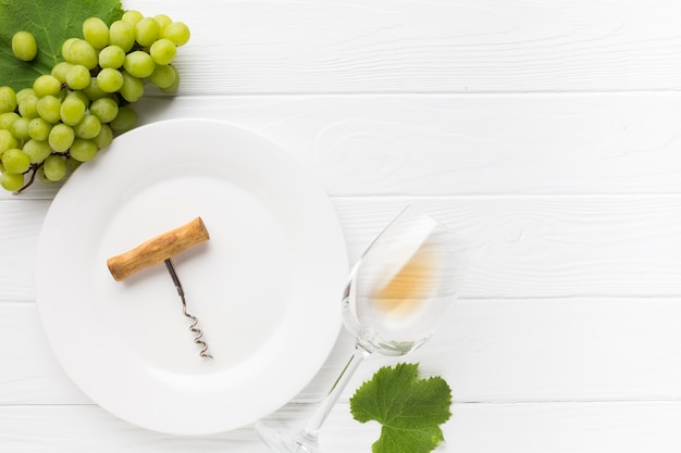 Fondo in legno bianco e bicchiere di vino secco