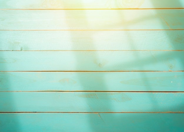 Fondo in legno con ombre da una cornice della finestra, luce del mattino