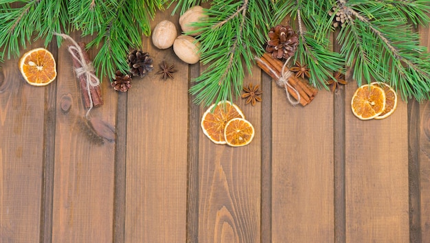 Fondo in legno di Capodanno o Natale con decorazioni naturali per l'albero di Natale