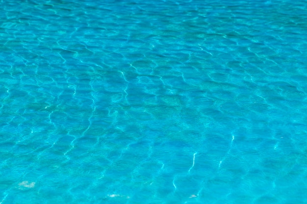 Fondo increspato dell'acqua blu nella piscina.