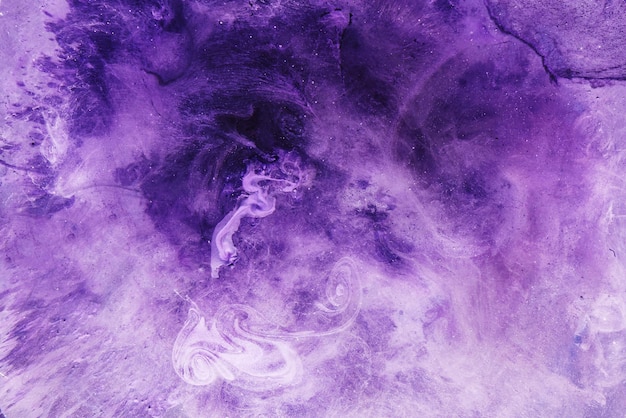 Fondo liquido lilla viola di arte astratta. Spruzzi e macchie di vernice, concetto emotivo