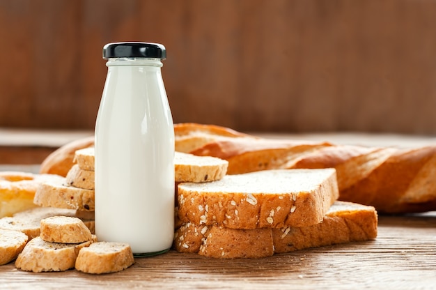 Fondo misto dei pani sulla tavola di legno.