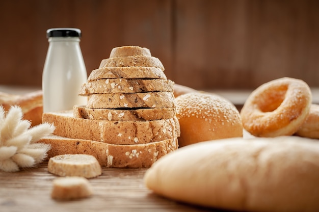 Fondo misto dei pani sulla tavola di legno.