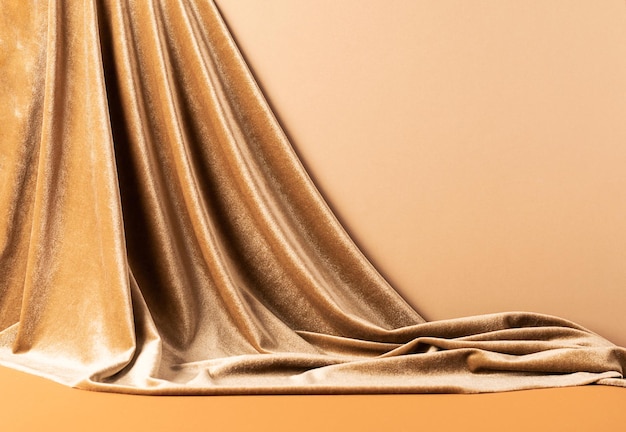 Fondo moderno astratto del podio con tessuto di velluto drappeggiato alla moda