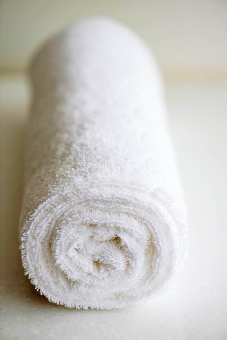 Foto fondo molle delicato bianco dell'immagine coperta rotolata asciugamano bianco. foto soft focus.