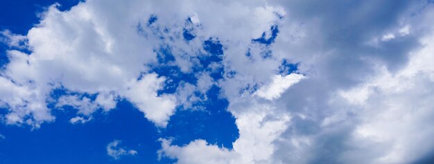 Fondo naturale astratto delle nuvole e del cielo blu