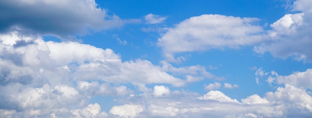 Fondo naturale astratto delle nuvole e del cielo blu