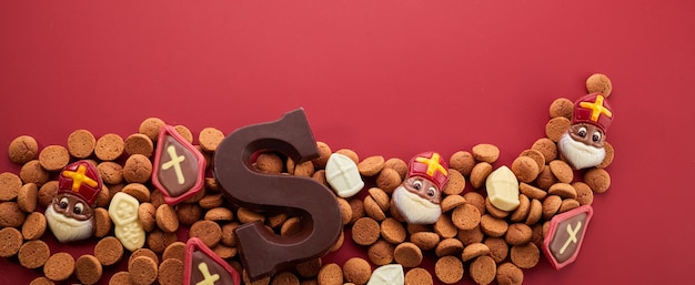 Fondo olandese di sinterklaas di festa con i dolci tradizionali e la lettera del cioccolato