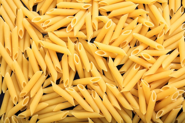 Fondo pieno di pasta di penne crude