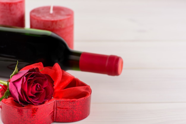 Fondo romantico di San Valentino con rosa rossa e vino.