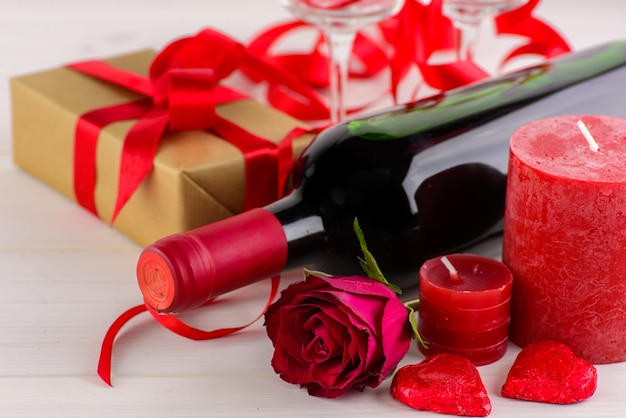 Fondo romantico di San Valentino con rosa rossa e vino.