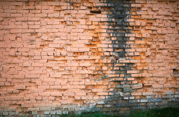 Fondo rosso abbandonato di struttura del muro di mattoni