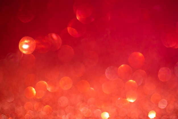 Fondo rosso del bokeh. Luci glitterate vintage, foto di sfondo incandescente con effetti natalizi