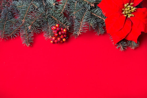 Fondo rosso di Natale del nuovo anno. Albero di Natale verde decorato