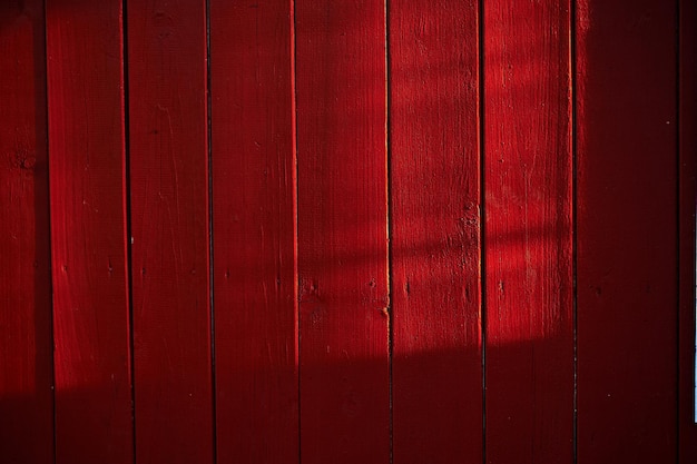 Fondo rosso dipinto della vecchia parete di legno