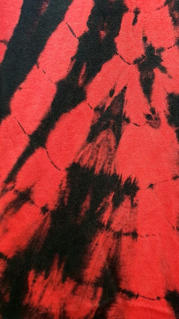 Fondo rosso e nero astratto del tessuto tinto cravatta