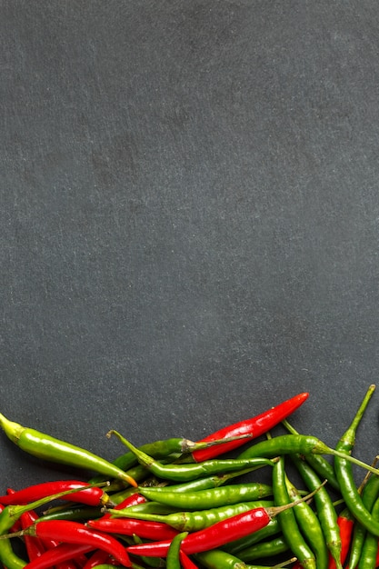 Fondo rosso e verde caldo dei peperoncini rossi, vista superiore.