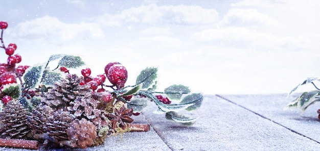 Fondo scenico di feste di Natale con la tavola di legno e la decorazione di natale.