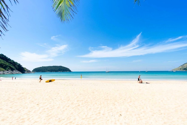 Fondo soleggiato del cielo blu del sole della sabbia del mare della spiaggia