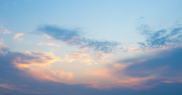 Fondo soleggiato dell&#39;estratto del cielo, bello cloudscape, sul cielo, vista sopra le nuvole lanuginose bianche, concetto di libertà