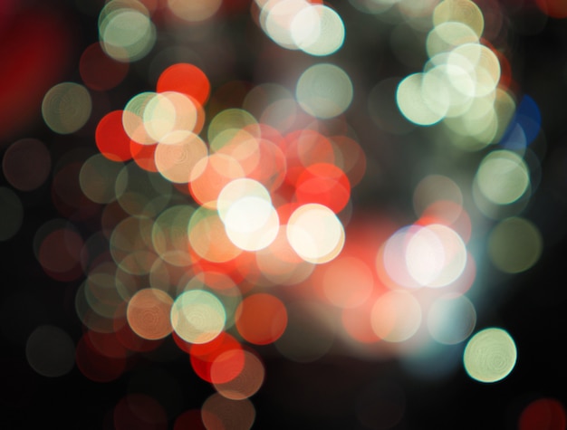 Fondo variopinto del bokeh degli iluminazioni pubbliche della città di notte, concetto di oscurità