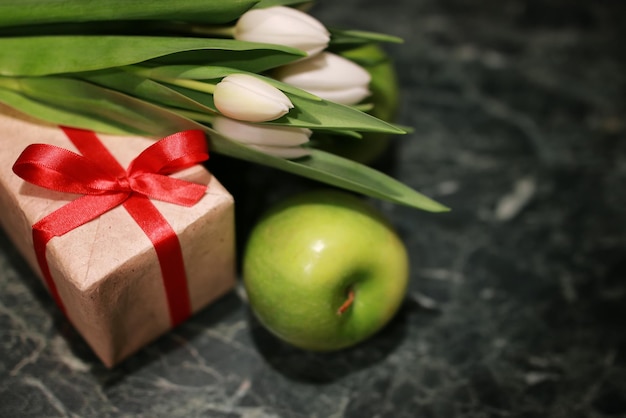 Fondo verde del contenitore di regalo del tulipano bianco