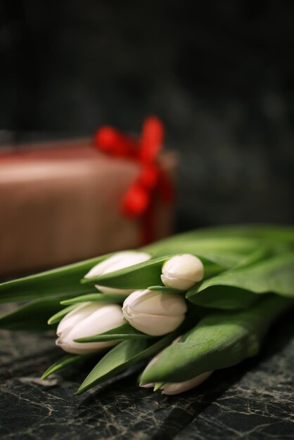 Fondo verde del contenitore di regalo del tulipano bianco