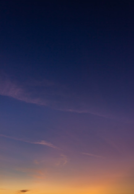 Fondo verticale del cielo di sera