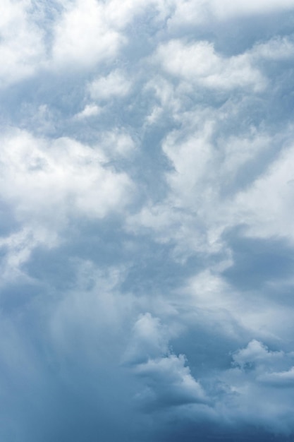 Fondo verticale delle nuvole di pioggia tenebrose.