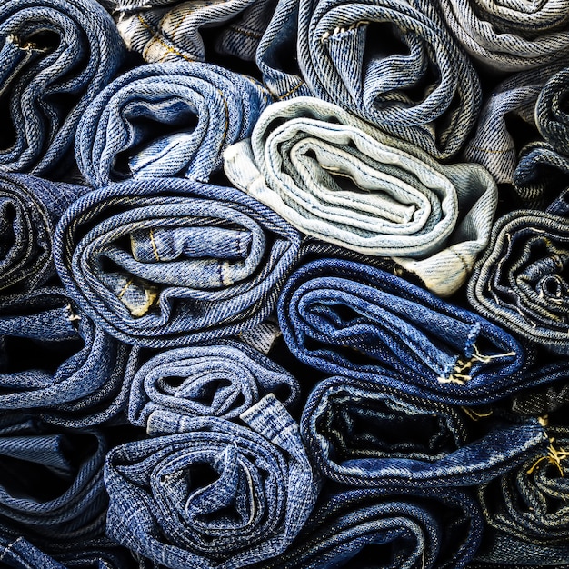 Fondo vicino su del tessuto dei jeans del denim della pila