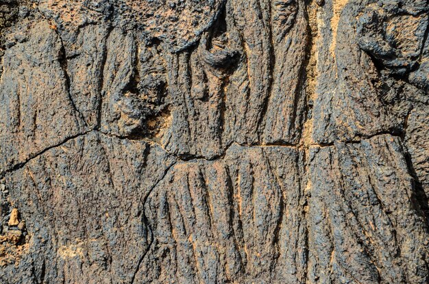 Fondo vulcanico di struttura della lava marrone secco nell'isola delle Canarie