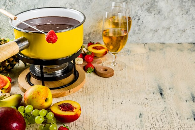 Fonduta di cioccolato con frutta e bacche