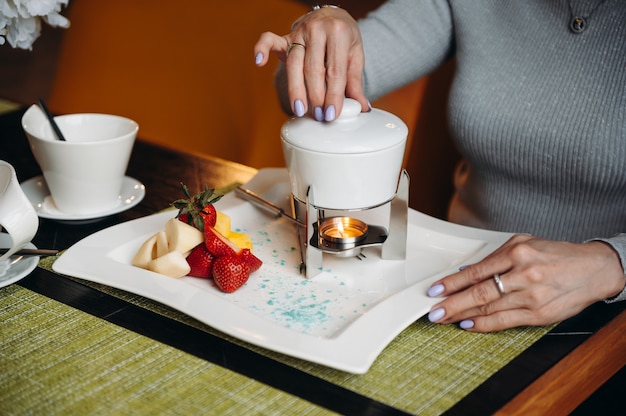 Fonduta di cioccolato con frutti di bosco freschi