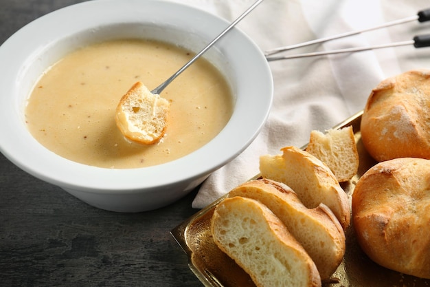 Fonduta di formaggio e pane fresco sul tavolo