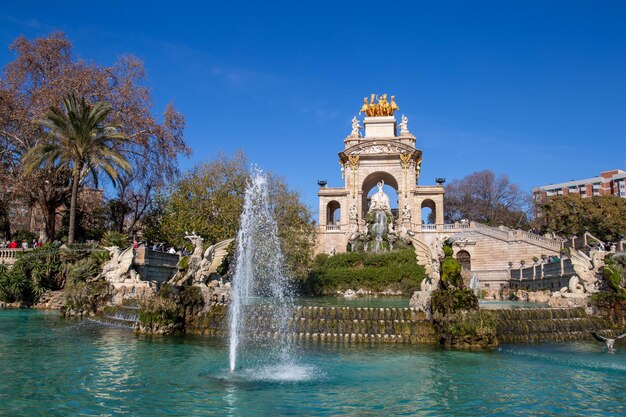 Fontana a Barcellona con una scultura dorata