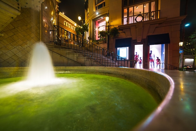 Fontana a Beverly Hills di notte