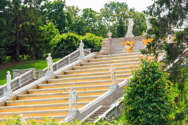 Fontana a cascata Gold Mountain nel parco inferiore di Peterhof a San Pietroburgo Russia