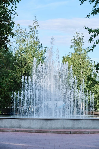 Fontana a cascata in un parco pubblico cittadino