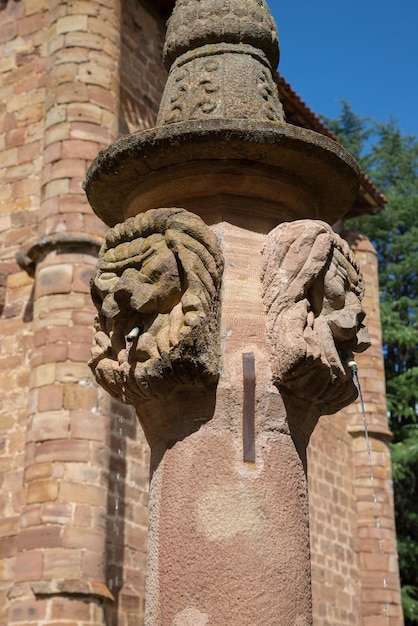 Fontana al di fuori della chiesa di Santa Maria, Ezcaray, La Rioja, Spagna