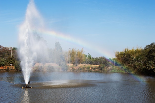 Fontana che riproduce l'arcobaleno nel momento soleggiato