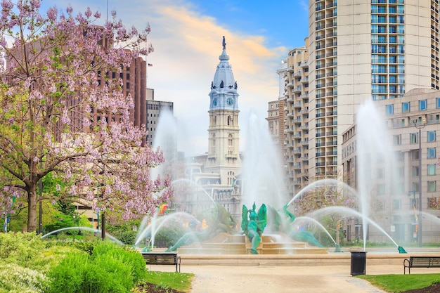 Fontana commemorativa Swann con il municipio di Filadelfia sullo sfondo