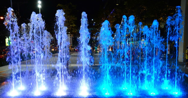 fontana con luminarie colorate di notte