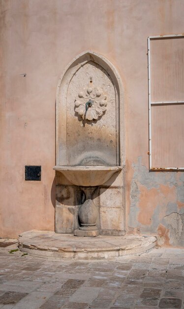 Fontana d'acqua nella città vecchia di Dubrovnik, Croazia