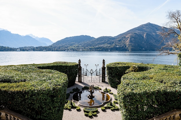 Fontana davanti al cancello di villa carlotta lago di como italia