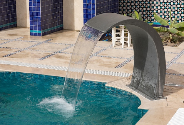 fontana decorativa in piscina