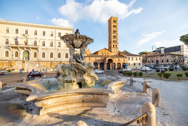 Fontana dei Tritoni e chiesa di santa maria in cosmedin a roma