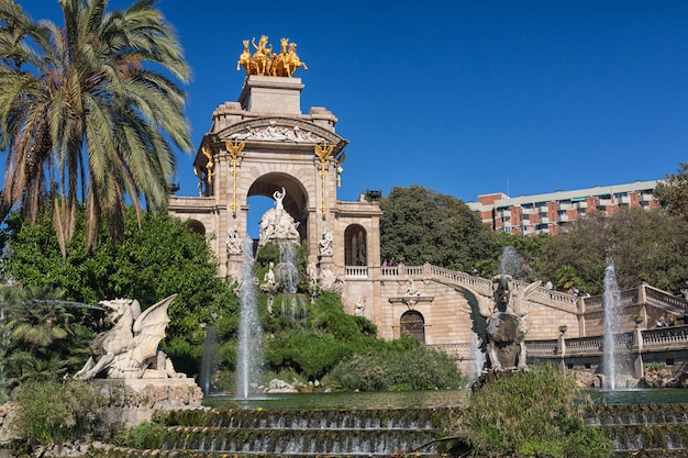 Fontana del lago del parco della ciudadela di Barcellona con la quadriga dorata dell'Aurora